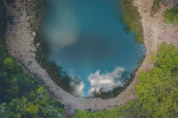 Pequeño Lago Redondo Llamado Divje Jezero Eslovenia Rodeado Guijarros Aguas — Foto de Stock