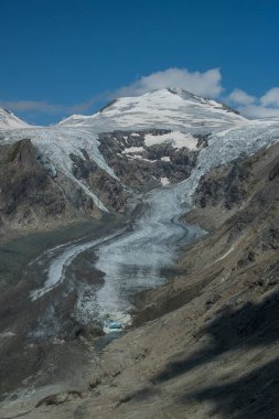 Pasterze Buzulu, 2018 yazından itibaren Avusturya 'nın Grossglockner Sıradağları' nda. Küresel ısınma veya çevrenin ısınması nedeniyle buzulun gözle görülür bozulması veya çözünmesi.