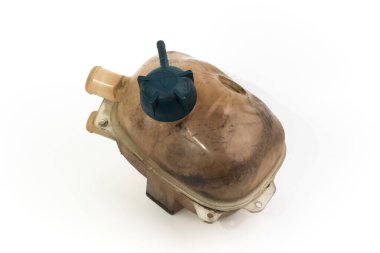 Beyaz bir arka planda eski ve yıpranmış araba soğutma tankı, beyaz üzerine izole edilmiş. Kirli durumda otomotiv parçaları giyiyor. Üst görünüm