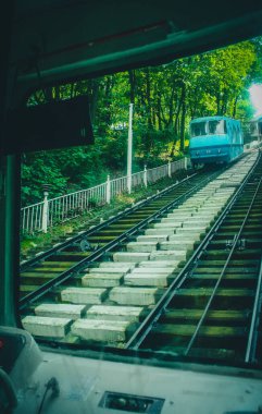 Kiev 'in eski füniküleri, sürücülerden birinin bakış açısından, yokuş aşağı giden başka bir arabaya doğru bakıyor..