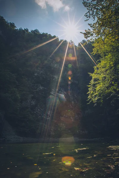 슬로베니아에 디비제 Divje Jezero 사진과 태양에서의 플레어 그리고 — 스톡 사진