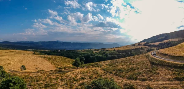 Drone Panorama Krásné Letní Krajiny Sluncem Mraky Žlutými Poli Katalánsku — Stock fotografie