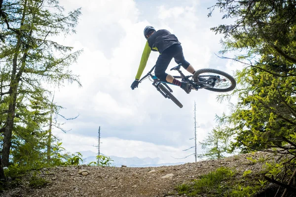Rear Shot Mountainbiker Jumping Dirt Jump Bike Park Surrounded Forest — Stock Photo, Image