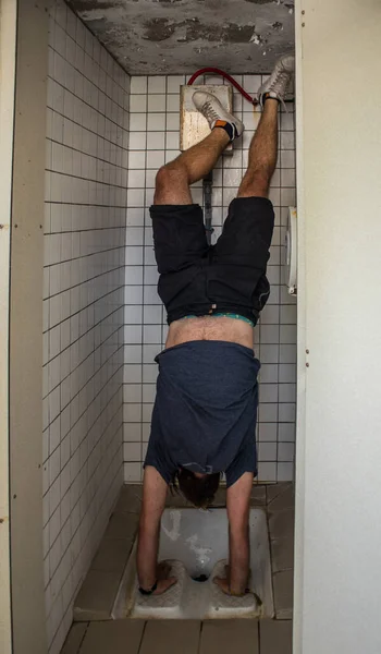 Persoon Die Een Handstand Maakt Een Openbaar Kraaktoilet Met Witte — Stockfoto