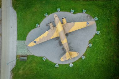 Bulutlu bir günde Slovenya 'nın Podzemelj veya Otok kentinde Douglas C-47B Skytrain (DC-3 Dakota) nakliye uçağının hava görüntüsü