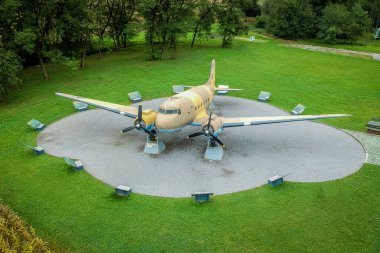 Bulutlu bir günde Slovenya 'nın Podzemelj veya Otok kentinde Douglas C-47B Skytrain (DC-3 Dakota) nakliye uçağının hava görüntüsü
