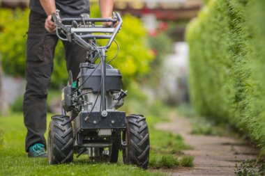 Robot çim biçme makineleri için kablo döşeyen bir operatörün olduğu kablo döşeme makinesi. Robot çim biçme makinesi için kılavuz kablo olarak toprağa yerleştiriliyor
