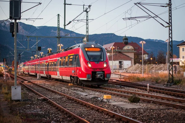 Rote Bahn Fährt Den Abendstunden Einen Bahnhof Von Garmisch Partenkirchen — Stockfoto
