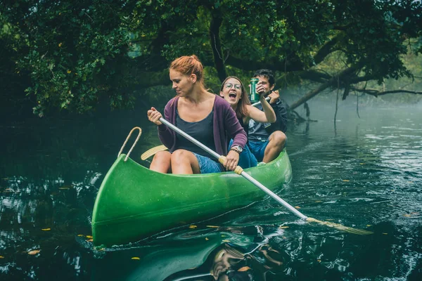 Bebiendo Cerveza Una Canoa Una Joven Sosteniendo Una Lata Cerveza — Foto de Stock