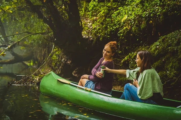 Bebiendo Cerveza Una Canoa Dos Mujeres Jóvenes Pasando Una Lata — Foto de Stock