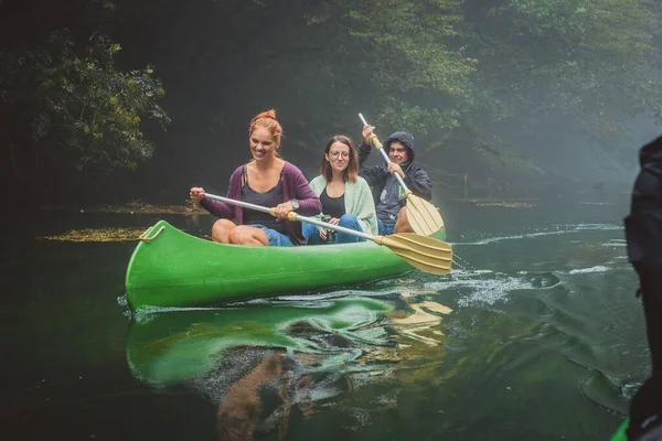 Group Three People Two Young Caucasian Women Man Exploring Paddling — Stock Photo, Image