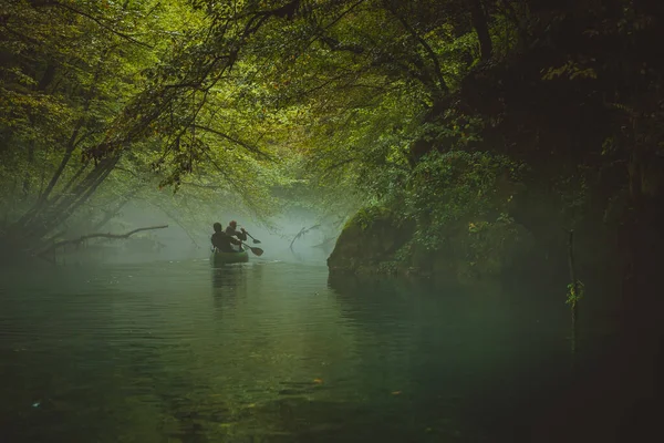 Back View Green Canoe People Misty Foggy River Trees Scary — Stock Photo, Image