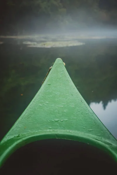 Pov Vagy Szempontból Egy Zöld Műanyag Kenu Egy Nyugodt Ködös — Stock Fotó