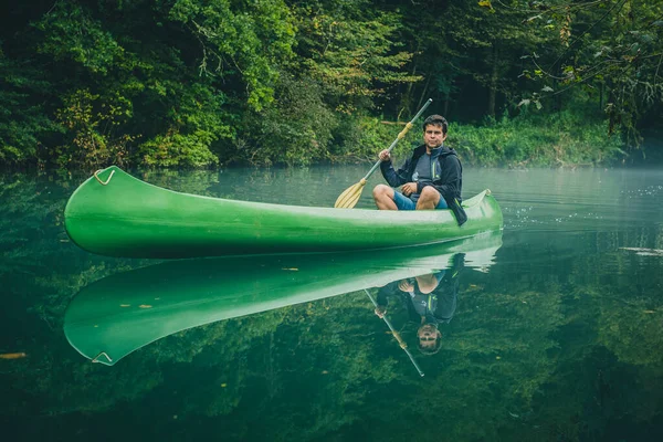 Solo Macho Caucásico Una Canoa Verde Que Acaba Llegar Alto — Foto de Stock
