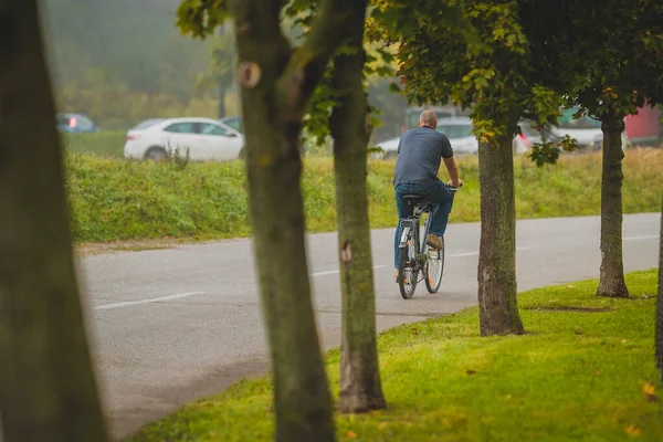 Homme Chauve Jeans Sur Vélo Bleu Précipitant Vers Travail Dans — Photo