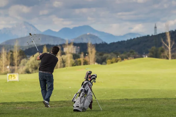 Egy Férfi Elüt Egy Golflabdát Egy Golfpálya Golfpályáján Látható Repked — Stock Fotó