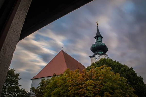 Long Exposure Picture Bell Tower Early Morning Hiding Green Brown — Stock Photo, Image