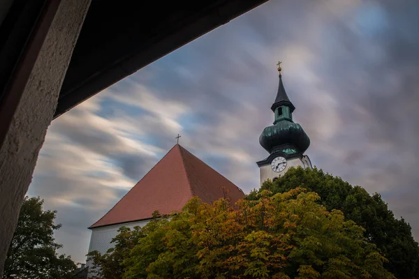 Lange Blootstellingsfoto Van Een Klokkentoren Vroege Ochtend Verstopt Achter Groene — Stockfoto