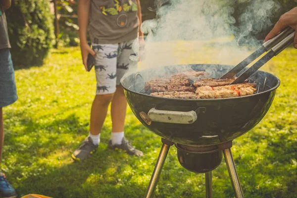 Dzieci Czekające Mięso Grilla Czekające Nim Okrągły Grill Dymem Cevapcici — Zdjęcie stockowe