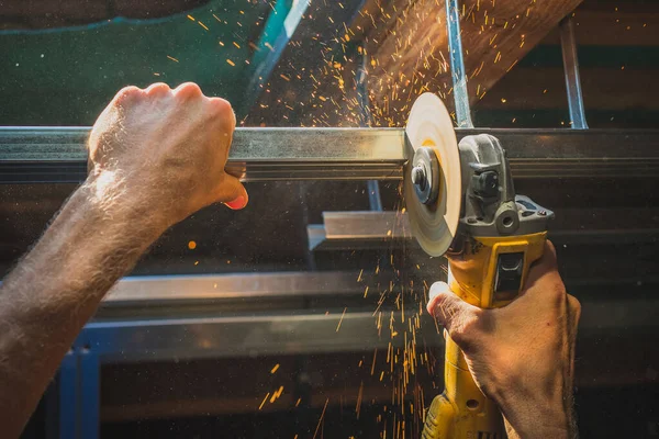 Foto Einer Person Die Halter Aluminiumprofile Oder Aluminiumstrukturrahmen Schneidet Die — Stockfoto