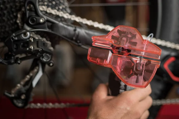 Rengöring Cykelkedjan Med Hjälp Ett Särskilt Verktyg För Rengöring Plastbehållare — Stockfoto