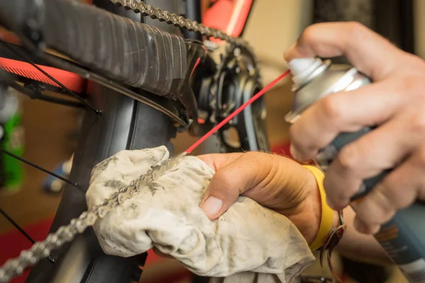 Bisiklet Zincirini Sprey Spreyle Yağlamak Canlandırıcı Bir Maddeyle Zinciri Temizlemek — Stok fotoğraf