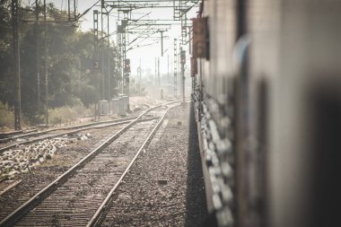 Hindistan 'da trenler arasında yürüyen insanlar trenler ve kendileri için bir tehdit oluşturuyorlar. Hindistan 'da tehlike ve cehalet.