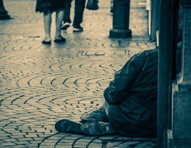 İnsanlar sokakta oturan ya da dilenen fakir bir insana hiç ilgi göstermiyor. Fakir insanların ya da dilencilerin sefil hayatı kavramı.