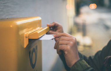 Akşamları posta zarfı ya da sarı bir posta kutusuna mektup yerleştirirken görülen beyaz, beyaz, beyaz bir kadının elleri. Beyaz zarflı geç gelen posta.