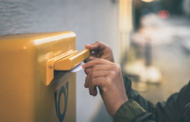 Akşamları posta zarfı ya da sarı bir posta kutusuna mektup yerleştirirken görülen beyaz, beyaz, beyaz bir kadının elleri. Beyaz zarflı geç gelen posta.
