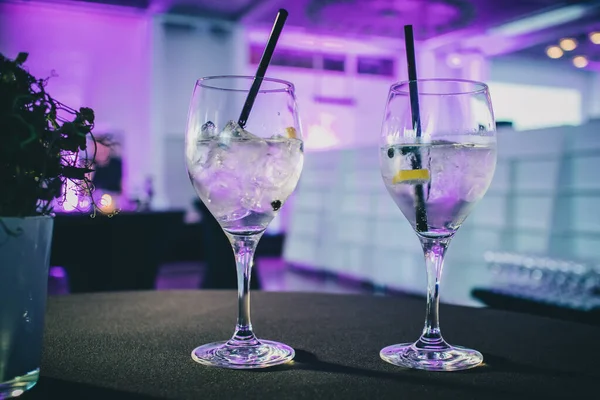 Dos Bebidas Gin Tonic Servidas Una Mesa Junto Una Decoración — Foto de Stock