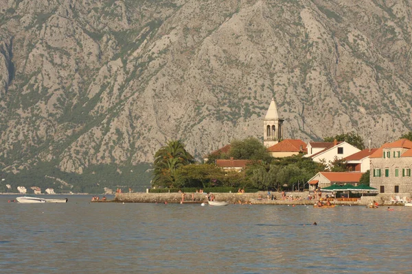 Church Boka Kotorska Bay Majestic Mountains Background Swimmers Beach Foreground — Stock Photo, Image