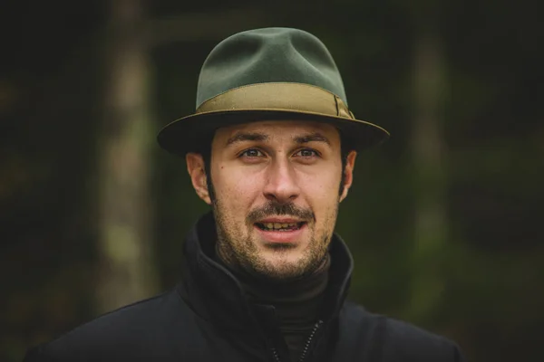 Portrait Homme Caucasien Habillé Comme Chasseur Dans Environnement Bois Vert — Photo