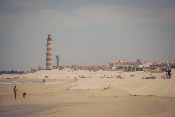 Praia Barra Portugal Num Dia Ensolarado Com Grande Farol Vermelho — Fotografia de Stock