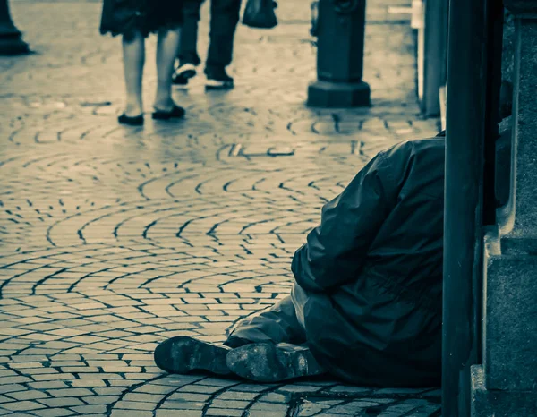 Nsanlar Sokakta Oturan Dilenen Fakir Bir Insana Hiç Ilgi Göstermiyor — Stok fotoğraf