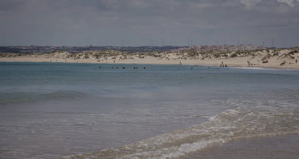 Písečná Pláž Peniche Portugalské Viditelnými Plavci Dálce Slunečný Den Ale — Stock fotografie