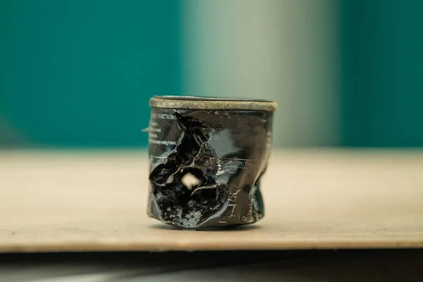 Vernietigde Oude Oliefilter Cartridge Als Gevolg Van Strak Zwarte Oliefilter — Stockfoto