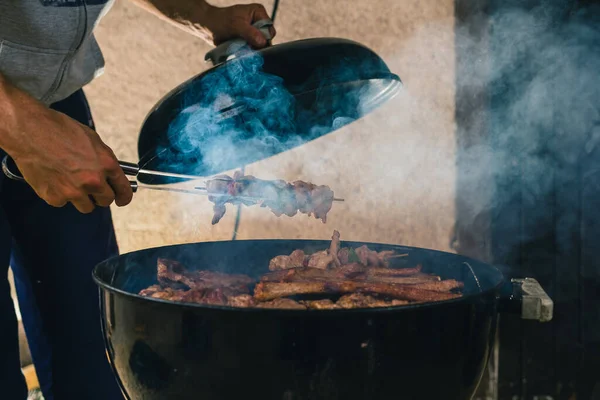 Homem Abrindo Churrasco Fumante Forno Grelha Carvão Para Virar Kebabs — Fotografia de Stock