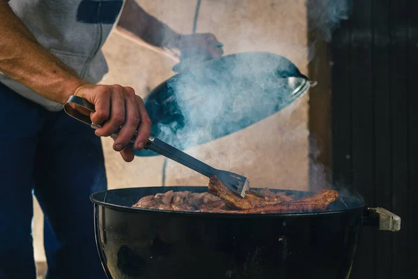 Homem Abrindo Churrasco Fumante Forno Grelha Carvão Para Virar Kebabs — Fotografia de Stock