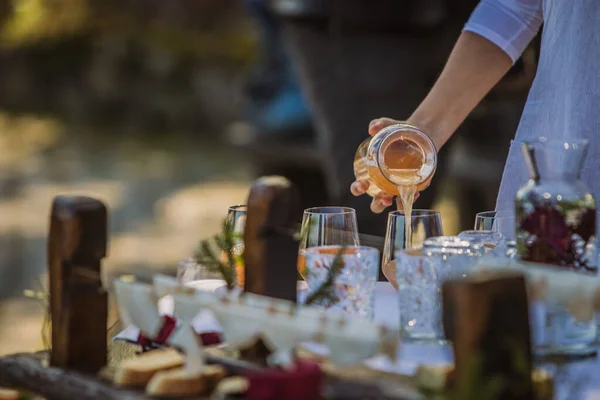 Botellas Agua Vidrio Frascos Con Agua Jugo Decorados Con Flores — Foto de Stock