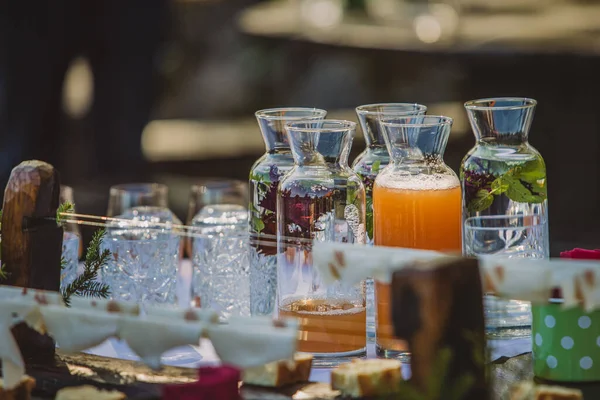 Botellas Agua Vidrio Frascos Con Agua Jugo Decorados Con Flores — Foto de Stock