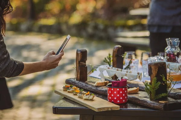 Una Persona Tomando Fotos Aperitivo Lujo Pequeños Sándwiches Evento Gourmet — Foto de Stock