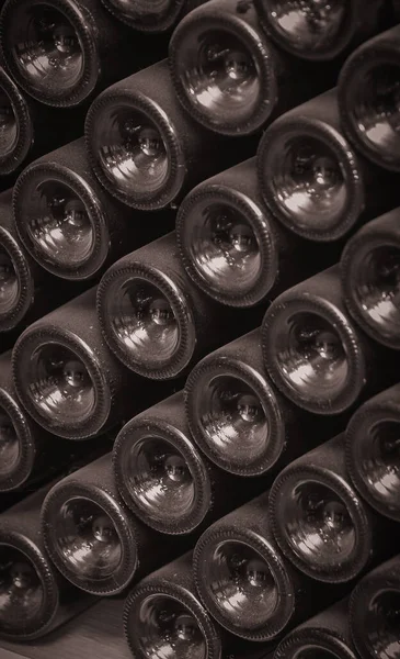 Vecchie Bottiglie Vino Molto Polverose Impilate Tra Loro Una Cantina — Foto Stock