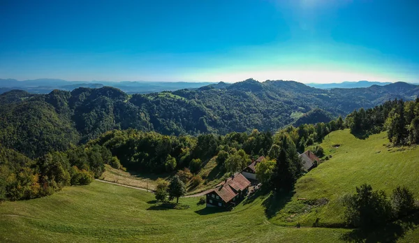 Panorama Uma Fazenda Solitária Com Cabana Montanha Campo Aberto Nas — Fotografia de Stock