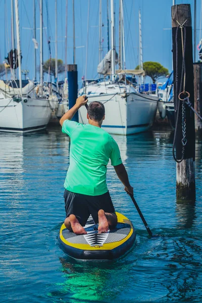 Jeune Homme Agenouillé Sur Une Planche Sup Pagayant Dans Une — Photo