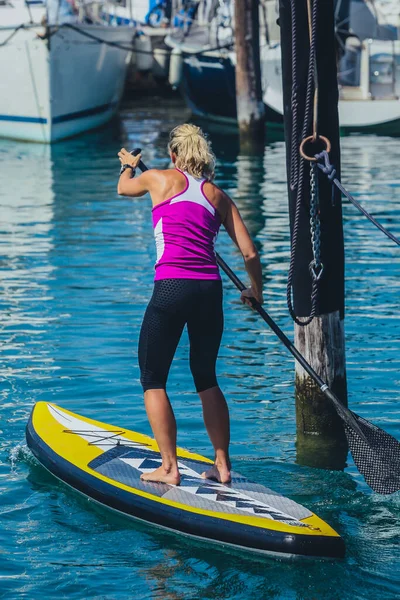 Donna Sexy Pagaia Sup Stand Paddle Board Porto Turistico Pieno — Foto Stock