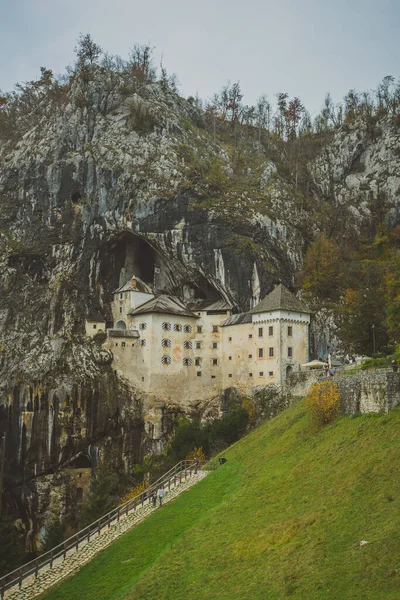 Slovenya Nın Postojna Kentine Yakın Mağaradaki Predjama Kalesinin Dikey Fotoğrafı — Stok fotoğraf