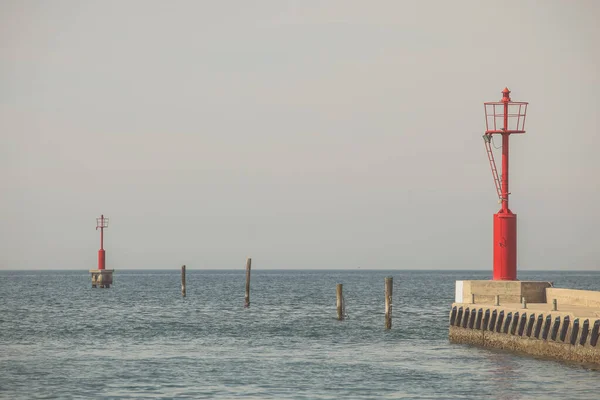 Två Röda Säkerhetsfyrar Havet Små Fyrar Vid Ingången Till Småbåtshamn — Stockfoto