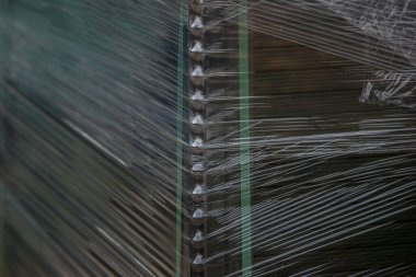 Yerel fotovoltaik enerji santrali için paketlenmiş yeni güneş panellerinin ayrıntıları bir folyonun içinde ve ev ortamında europalette 'e yüklenmiştir..