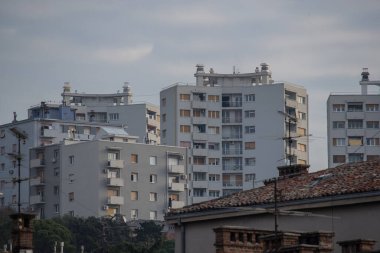 Hırvatistan 'ın Rijeka kentinde güneşli bir sonbahar gününde kent blokları veya apartmanlar bir araya toplandı. Sosyalist kübik binalar.